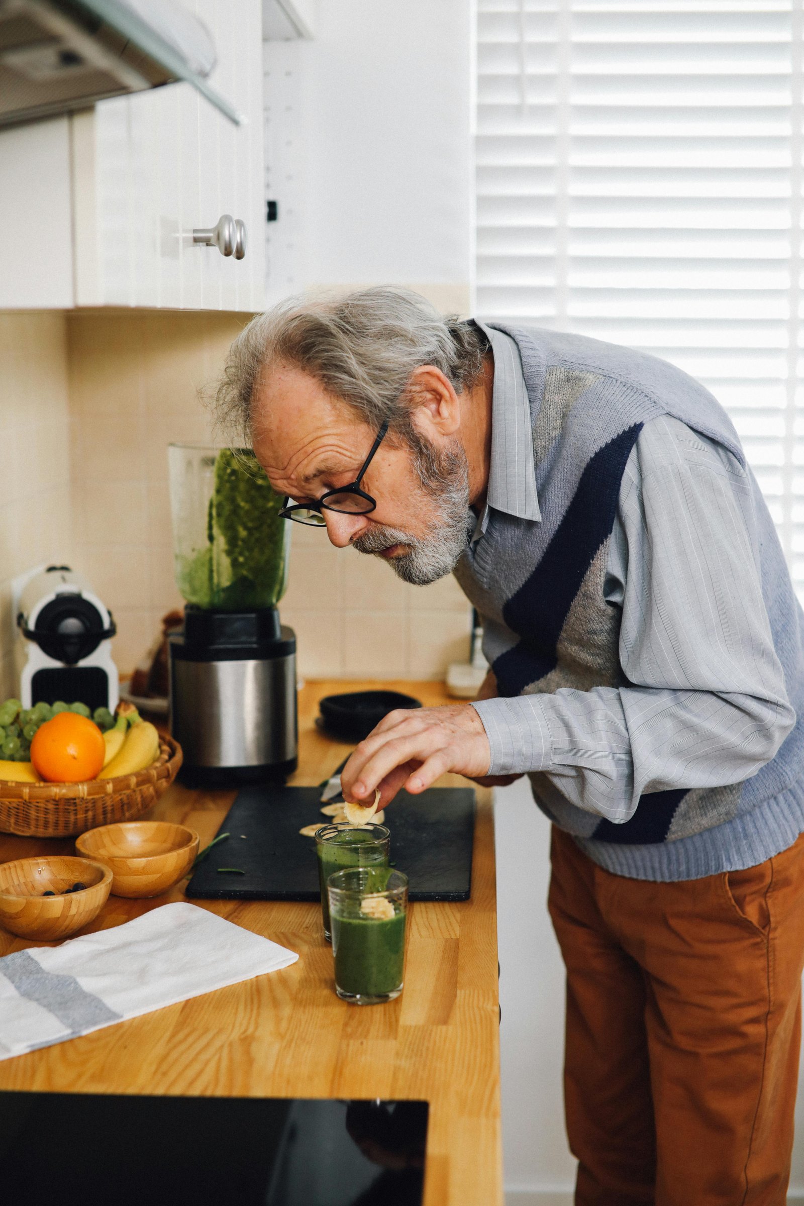 Athlète préparant un smoothie protéiné dans une cuisine moderne