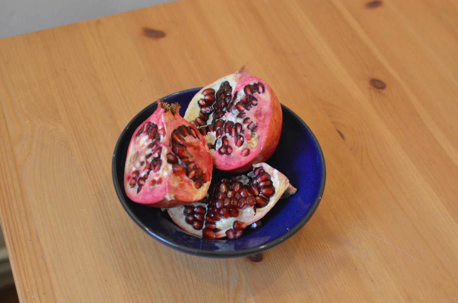 Bol coloré de super-aliments et aliments fermentés sur une table en bois