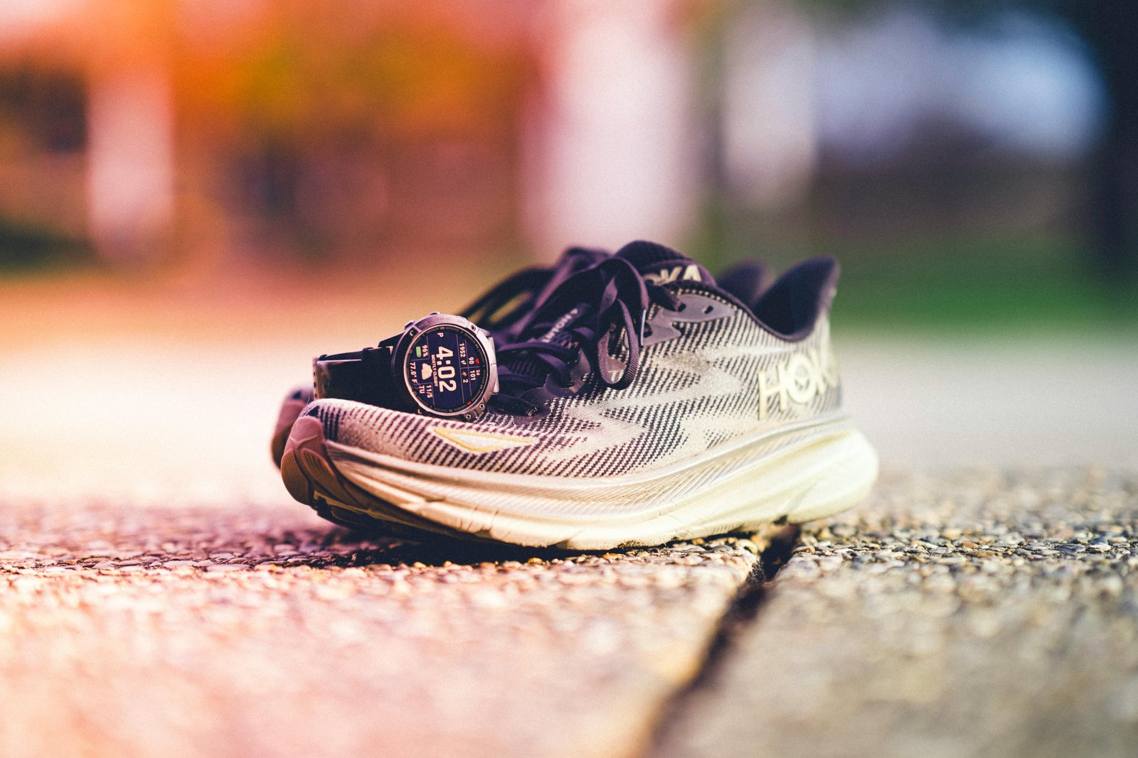 Coureur en pleine séance d'endurance sur piste, équipé d'une montre connectée