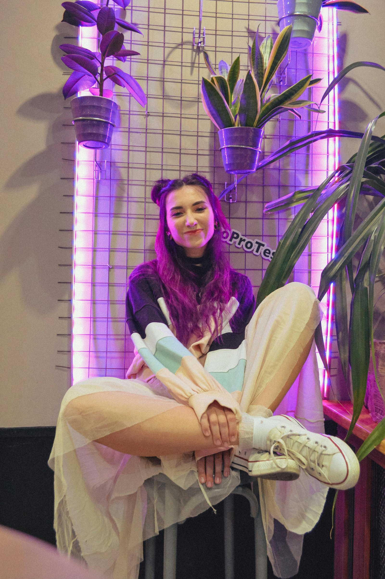 Jeune adulte méditant dans un salon lumineux, entouré de plantes, symbolisant l'équilibre entre bien-être et durabilité en 2025